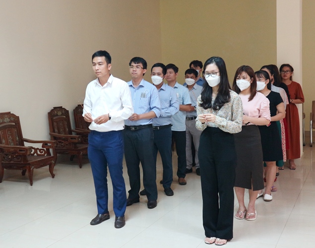 Chi đoàn thanh niên Văn phòng UBND tỉnh dâng hương tưởng nhớ ngày sinh Chủ tịch Hồ Chí Minh